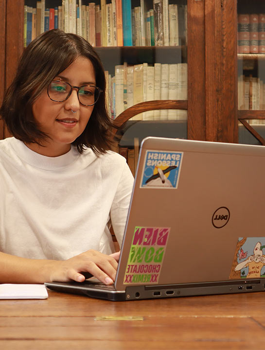 Soy Mariel. Soy profesora nativa y certificada de español para extranjeros y como segunda lengua.